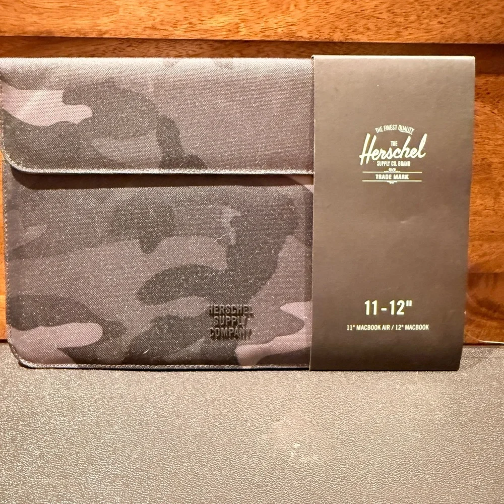 NWT Herschel Supply Laptop Sleeve Spokane 11-12